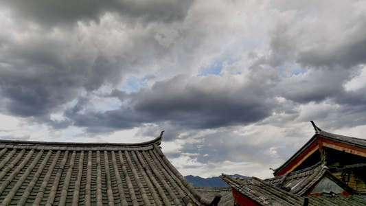 丽江古城天空的云层和彩虹延时视频