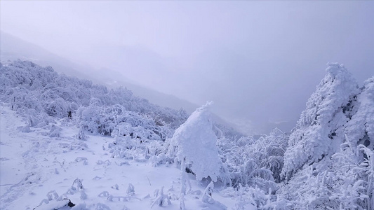 冬天雪山大暴雪的180度雪景实拍视频