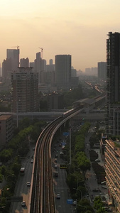 航拍城市夕阳落日天空轨道交通轻轨列车道路街景素材交通素材视频