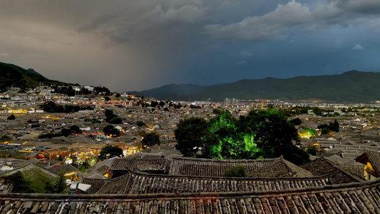 雷暴天气的丽江古城全景日专业延时视频