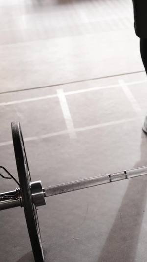 男性在健身房抓举杠铃力量训练20秒视频