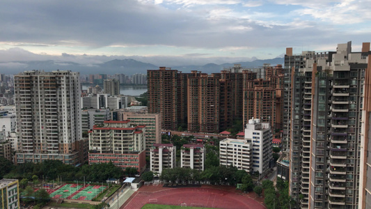 蓝天白云下的城市风景[碧空如洗]视频