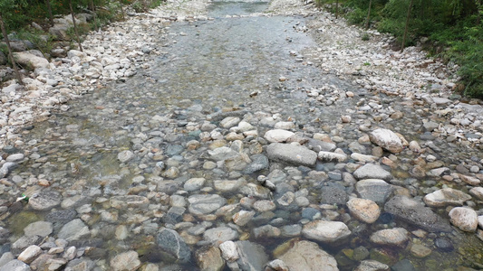 小溪潺潺[淙淙流水]视频