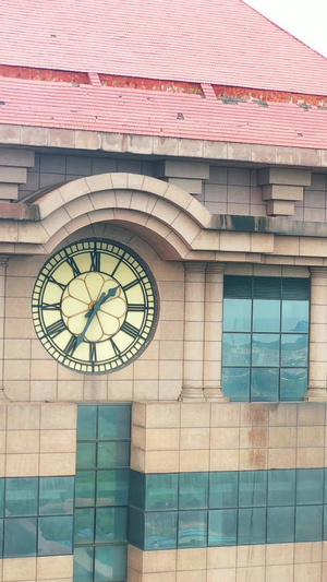 航拍校园建筑上的时钟视频素材20秒视频