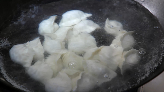 水烧开煮饺子视频