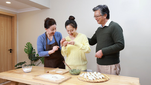 包饺子的一家人29秒视频