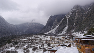 大雪中的玉龙雪山中村庄延时视频8秒视频