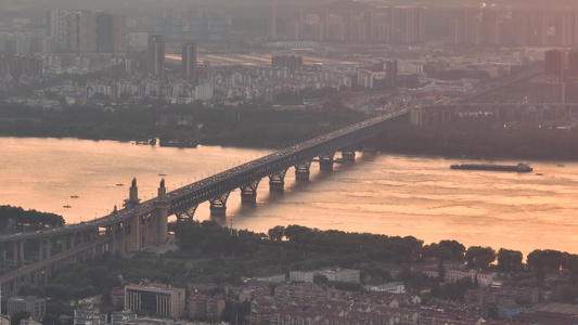 日落阳光照耀下的南京长江大桥视频