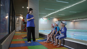 4K游泳馆的老师指导孩子17秒视频