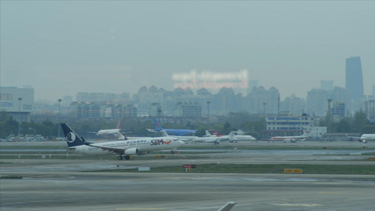 阴天的虹桥机场飞机滑行起飞视频