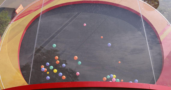 彩色气球飘在空中视频