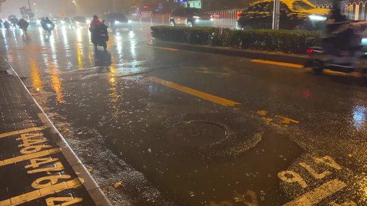 雨天夜晚下雨公交车站行人马路积水视频