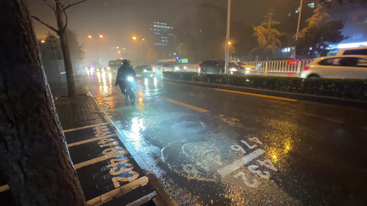 雨天夜晚下雨公交车站行人马路积水视频