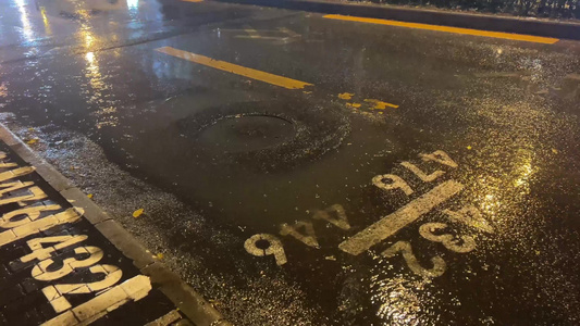 雨天夜晚下雨公交车站行人马路积水视频
