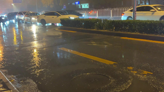 雨天夜晚下雨公交车站行人马路积水视频