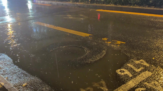 雨天夜晚下雨公交车站行人马路积水视频