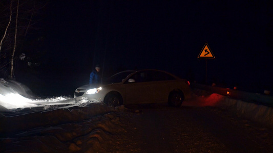 雪地山路汽车抛锚视频