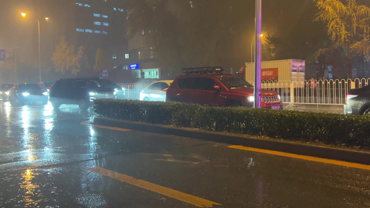 雨天夜晚下雨公交车站行人马路积水视频