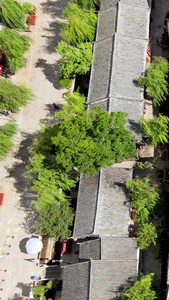 航拍丽江古城古老建筑和小街巷视频