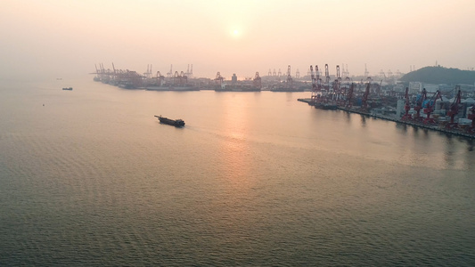 深圳蛇口集装箱码头的日落4K[空箱]视频