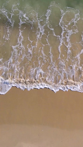 航拍海边沙滩上与海浪玩耍的少女素材海景素材视频