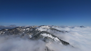 航拍湖北5A级旅游景区神农架山顶云海雪山4k素材55秒视频