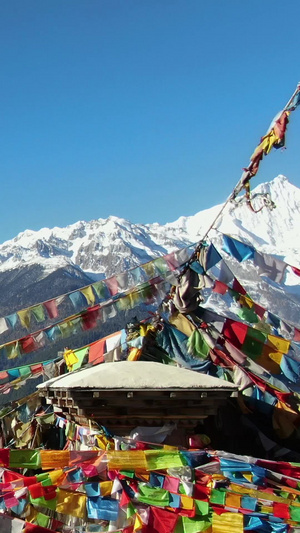 航拍经幡与梅里雪山视频自然风光51秒视频