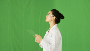 4k实拍绿幕美女虚拟科幻演示19秒视频