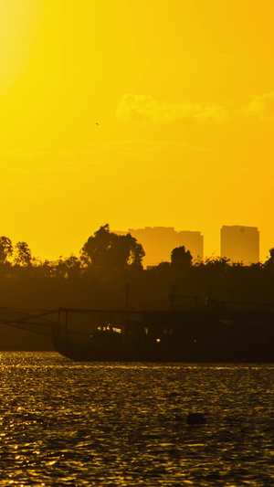 大河上的夕阳西下延时摄影城市轮廓13秒视频