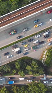 航拍城市立体道路交通轨道列车拥堵的道路堵车的车流素材城市建设视频