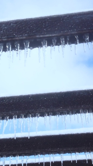拍摄冬日寒潮后形成的冰锥气象灾害15秒视频