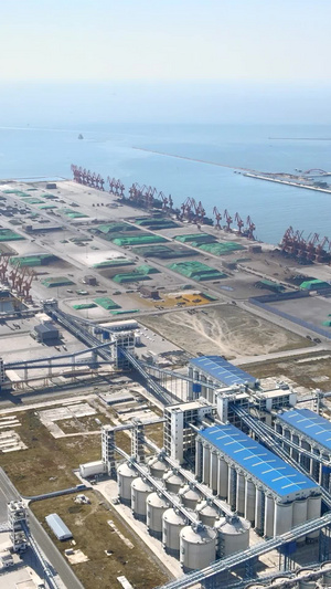 航拍盘锦港口起重机化工产品41秒视频