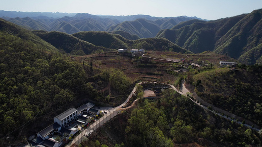 藏在大山之中山顶的民宿航拍 视频