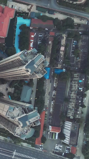 航拍风光城市金融中心写字楼楼顶的商用直升机停机坪素材降落机场99秒视频
