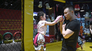 拳击教练指导孩子练习拳击37秒视频