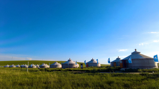 4k实拍蓝天白云下碧绿的草原上散落的蒙古包群视频