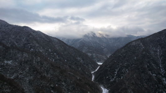 航拍湖北5A级旅游景区神农架山峰峡谷自然风光4k素材视频