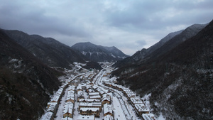 航拍湖北5A级旅游景区神农架大九湖坪阡古镇冬天雪景街景4k素材54秒视频