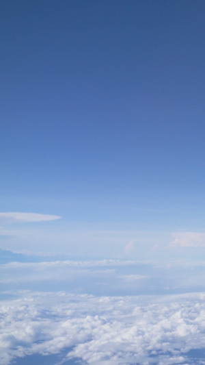 高空中飞翔的机翼天空背景29秒视频