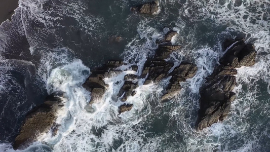 航拍海浪拍打礁石浪花层层叠叠视频