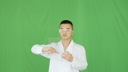 4k实拍绿幕教授滑动虚拟平板画面视频