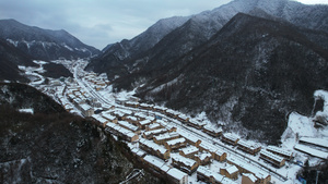 航拍湖北5A级旅游景区神农架大九湖坪阡古镇街景冬天雪景4k素材58秒视频