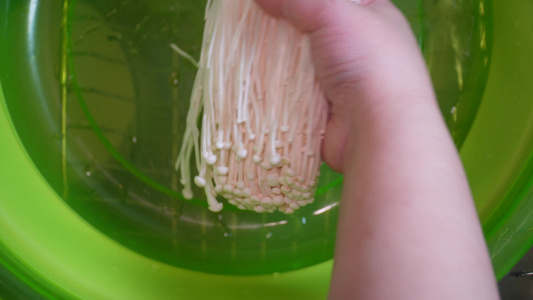 清洗金针菇蘑菇焯水视频