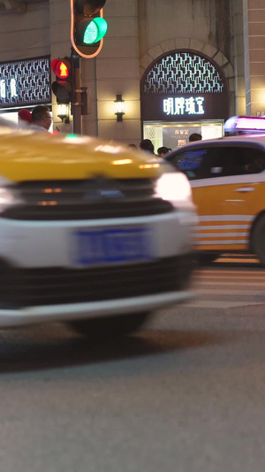 城市街头斑马线上等待红绿灯的行人交通素材【该视频无肖像权，请勿商用】城市素材40秒视频