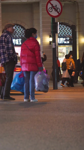 城市街头斑马线上等待红绿灯的行人交通素材【该视频无肖像权，请勿商用】红路灯视频