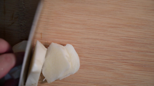 清洗凉薯剥皮切菜做饭视频