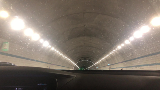 驾车视角隧道景观视频