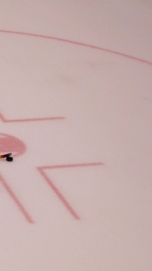 素材慢镜头升格拍摄城市滑冰场上冰球练习运动健身的男孩体育馆51秒视频