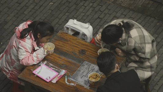 4k慢镜头慢动作升格摄影一家三口吃早餐居家生活美食视频