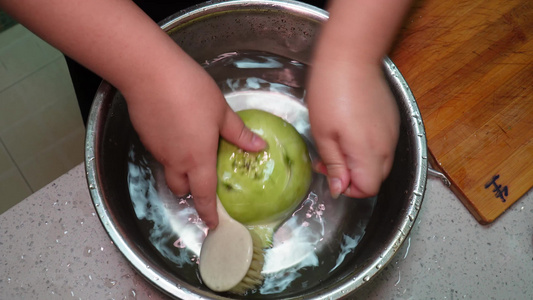 清洗苤蓝芥菜疙瘩削皮切片处理食材视频